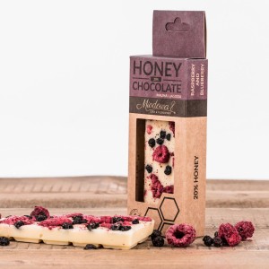 Czekolada biała z miodem, jagodami i malinami 110g